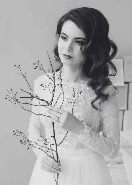 Potret seorang wanita cantik muda dengan rambut gelap close-up. Pengantin dalam gaun pengantin klasik yang elegan. Pagi pengantin wanita . — Stok Foto