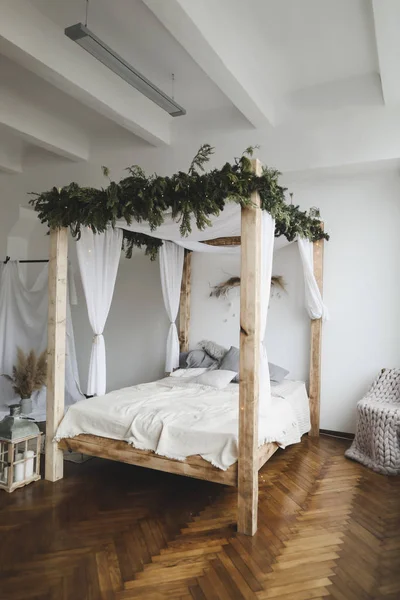 モダンなホームインテリアデザイン。木製の天蓋と枕、毛布とベッド。寝室のインテリア、スカンディナヴィアスタイル。ホーム装飾. — ストック写真