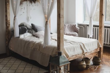 Odunları, battaniyeleri ve duvarları olan geniş bir yatak odası. Modern ev iç tasarım kavramı.