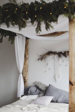 Ahşap gölgelikli yatak, yastıklar, battaniye. Modern ev iç tasarım kavramı.