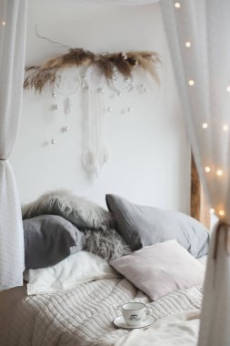 Sabah kahvaltısı, yatakta kahve ve gri keten. Düz yerde, üst tarafta. Modern ev iç tasarım kavramı.