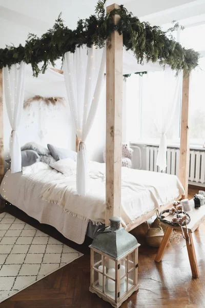 Rymligt sovrum med trä, filtar och säng mot vägg. Modernt heminredningskoncept. — Stockfoto