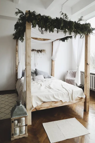 Quarto espaçoso com madeira, cobertores e cama contra uma parede. Conceito de design de interiores moderna casa . — Fotografia de Stock