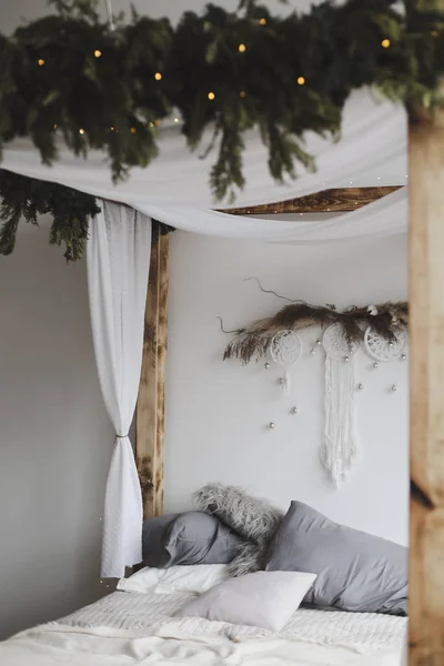Cama com dossel de madeira e travesseiros, cobertor. Conceito de design de interiores moderna casa . — Fotografia de Stock