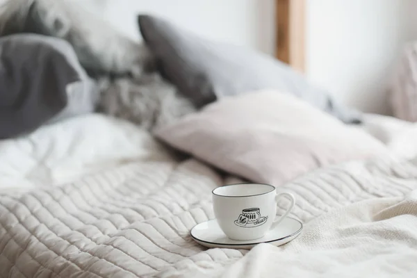 Tazza di caffè e fiore di cotone. Colazione a letto. Casa accogliente. piatta giaceva, natura morta. Vista dall'alto . — Foto Stock