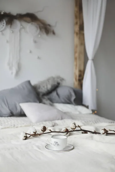 Xícara de café e flor de algodão. Pequeno-almoço na cama. Uma casa acolhedora. leigos planos, ainda vida . — Fotografia de Stock