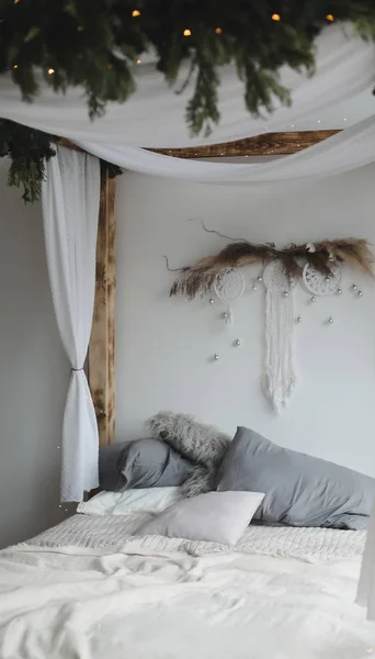 Design de interiores moderna casa. Cama aconchegante com dossel de madeira e travesseiros, cobertor. Interior do quarto, estilo escandinavo . — Fotografia de Stock