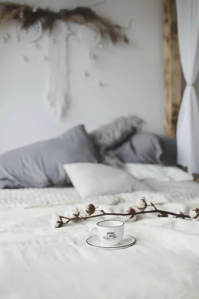 Kaffeetasse und Baumwollblume vorhanden. Frühstück im Bett. Gemütliches Zuhause. flach liegend, Stillleben. — Stockfoto