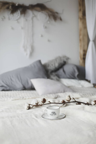 Coffee cup and cotton flower. Breakfast in bed. Cozy home. flat lay, still life. — Stock Photo, Image
