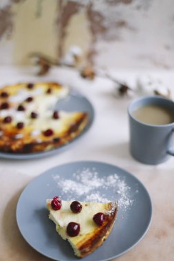 Mutfak masasında bir fincan kahve ve çilekli süzme peynir güveci. Kahvaltı konsepti. Yemek fotoğrafçılığı. Tablo üstü resmi