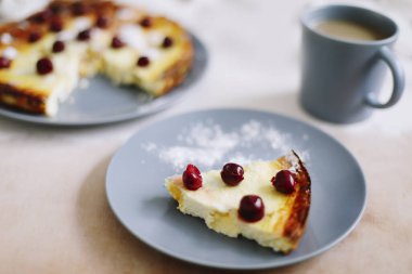 Mutfak masasında bir fincan kahve ve çilekli süzme peynir güveci. Kahvaltı konsepti. Yemek fotoğrafçılığı. Tablo üstü resmi