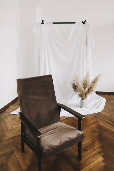Heminredning, vardagsrum med brun bekväm stol. Skandi-boho stil. — Stockfoto