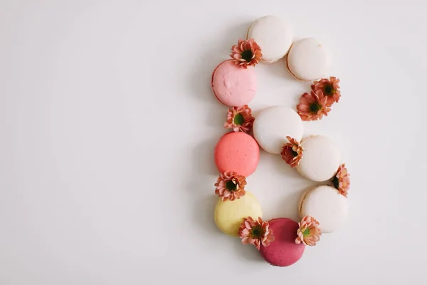 Figure eight from colorful french macaroons. March 8 concept, Women's Day. copy space — Stock Photo, Image