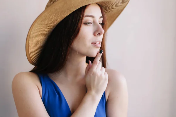 Joven mujer bastante feliz en un vestido. Una hermosa chica sonriente con sombrero. Un disparo romántico. Foto de estilo de moda de una mujer de primavera —  Fotos de Stock