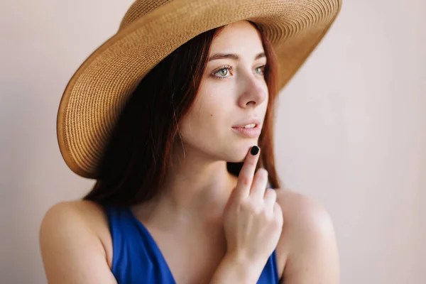 Joven mujer bastante feliz en un vestido. Una hermosa chica sonriente con sombrero. Un disparo romántico. Foto de estilo de moda de una mujer de primavera —  Fotos de Stock