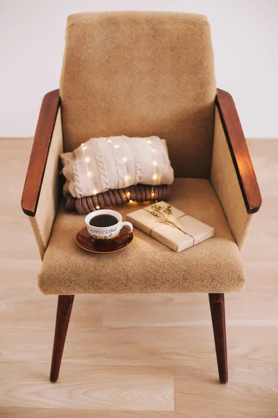 En kopp kaffe och en bok om en pläd. Härligt hem. God morgon. Läsa och hem avslappning koncept. Ovanifrån, flatlay — Stockfoto