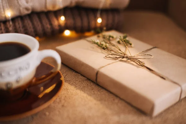 Una tazza di caffè e un libro su un plaid. Bella casa. Buongiorno. Ciao. Concetto di lettura e relax domestico. Vista dall'alto, piatta — Foto Stock