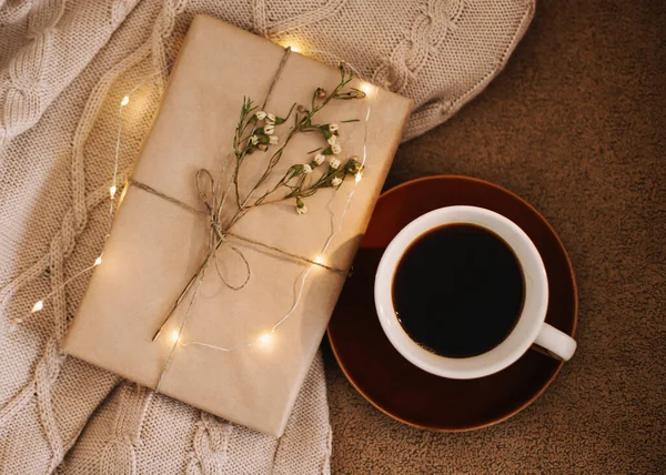 Una taza de café y un libro sobre cuadros. Dulce hogar. Buenos días. Concepto de lectura y relajación en el hogar. Vista superior, plano —  Fotos de Stock