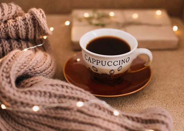 Una tazza di caffè e un libro su un plaid. Bella casa. Buongiorno. Ciao. Concetto di lettura e relax domestico. Vista dall'alto, piatta — Foto Stock