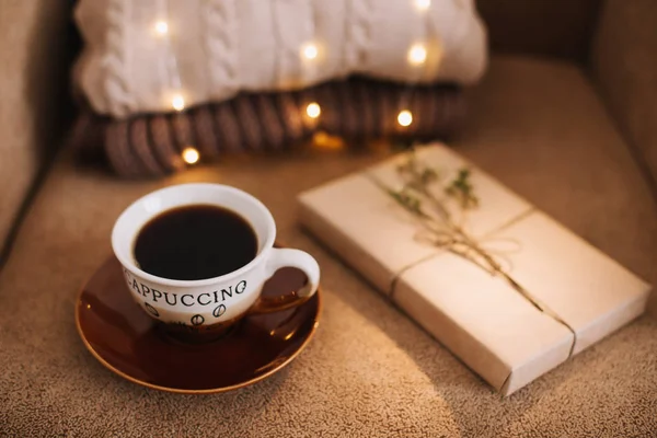 一杯咖啡和一本关于格子花的书。甜蜜的家-早上好阅读和家庭放松的概念。俯瞰，平整 — 图库照片