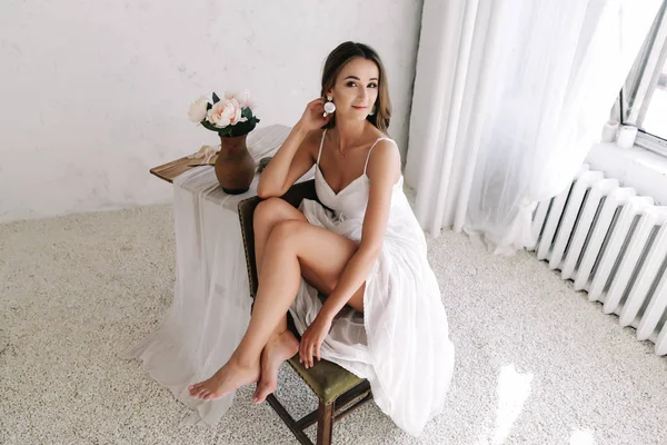 Retrato de uma jovem mulher bonita. Noiva em elegante vestido de noiva clássico. Manhã da noiva. Preparativos de casamento . — Fotografia de Stock