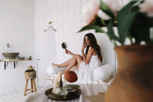 Retrato de una joven y hermosa mujer. Novia en elegante vestido de novia clásico. Mañana de la novia. Preparaciones para bodas . —  Fotos de Stock