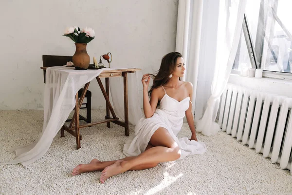 Retrato de una joven y hermosa mujer. Novia en elegante vestido de novia clásico. Mañana de la novia. Preparaciones para bodas . — Foto de Stock