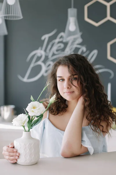 Portret van een mooi meisje. Romantisch schot. Jonge gelukkige vrouw in een jurk. Fashion style foto van een lachend meisje — Stockfoto