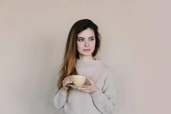 Een meisje dat thuis koffie drinkt in de keuken. Jonge vrouw met een kop koffie. Meisje drinkt drank in café. Goedemorgen.. — Stockfoto