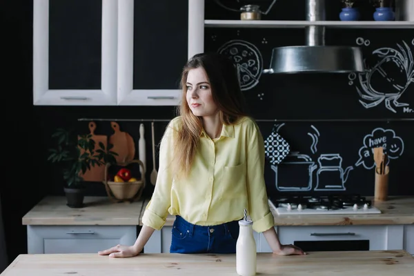 Ein Mädchen trinkt zu Hause Kaffee in der Küche. Junge Frau mit einer Tasse Kaffee. Mädchen trinken Getränke im Café. Guten Morgen. — Stockfoto