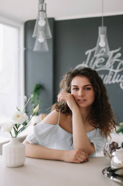 Güzel bir kızın portresi. Romantik çekim. Elbise giymiş oldukça mutlu genç bir kadın. Gülümseyen bir kızın moda fotoğrafı.