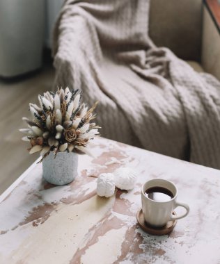 Çiçekli kahve fincanı. Kaliteli düz yatak. Ev dekorasyonu. Samimi sıcak görüntü, hygge biçimi