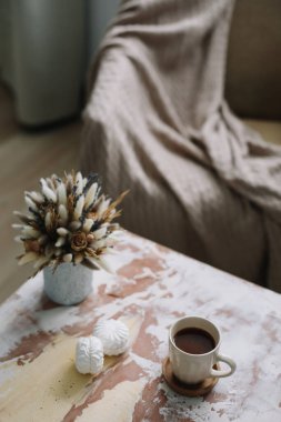 Çiçekli kahve fincanı. Kaliteli düz yatak. Ev dekorasyonu. Samimi sıcak görüntü, hygge biçimi