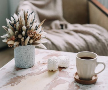 Çiçekli kahve fincanı. Kaliteli düz yatak. Ev dekorasyonu. Samimi sıcak görüntü, hygge biçimi