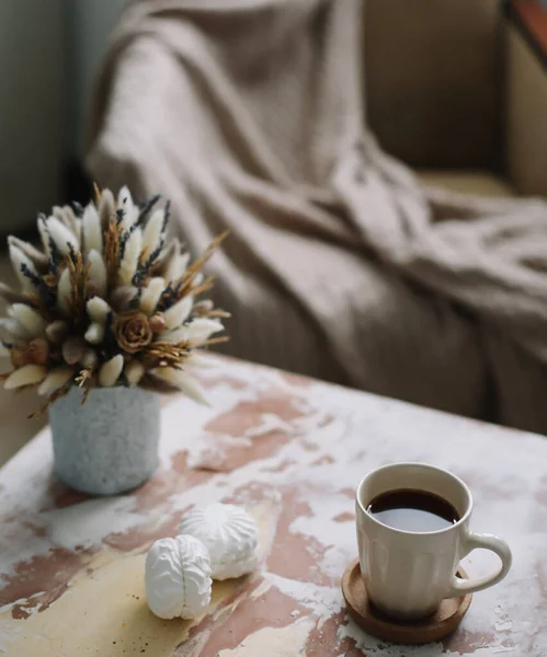 Tasse de café avec des fleurs. Stylisé et plat. Décoration intérieure. Image chaleureuse et chaleureuse, style hygmatique — Photo