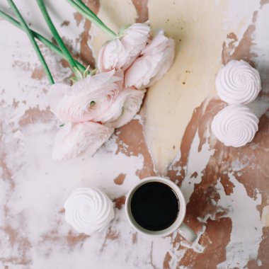 Pembe Ranunculus ve lokum. Düğün davetiyeleri ve tebrik kartları için romantik bir geçmiş. Doğum günü, düğün konsepti