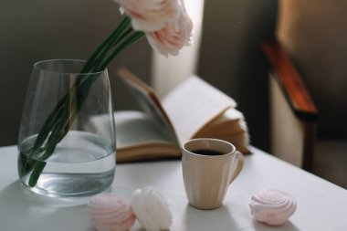 Yay ev dekorasyonu. Kahve fincanı, çiçekler, kitap. Tatil kavramı, doğum günü. Günlük, web sitesi veya sosyal medya kavramı 