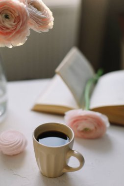 Yay ev dekorasyonu. Kahve fincanı, çiçekler, kitap. Tatil kavramı, doğum günü. Günlük, web sitesi veya sosyal medya kavramı 