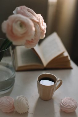 Yay ev dekorasyonu. Kahve fincanı, çiçekler, kitap. Tatil kavramı, doğum günü. Günlük, web sitesi veya sosyal medya kavramı 