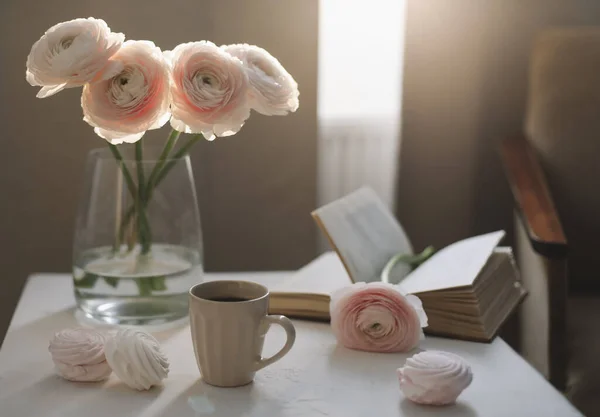 Coffee cup, flowers, book and marshmallows. Cozy home decor. Feminine flat lay. Blog, website or social media concept — Stock Photo, Image