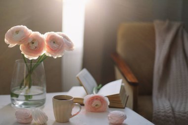 Yay ev dekorasyonu. Kahve fincanı, çiçekler, kitap. Oturma odasında dekore edilmiş. Günlük, web sitesi veya sosyal medya kavramı 
