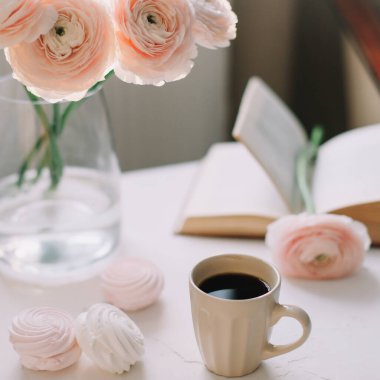 Yay ev dekorasyonu. Kahve fincanı, çiçekler, kitap. Oturma odasında dekore edilmiş. Günlük, web sitesi veya sosyal medya kavramı 