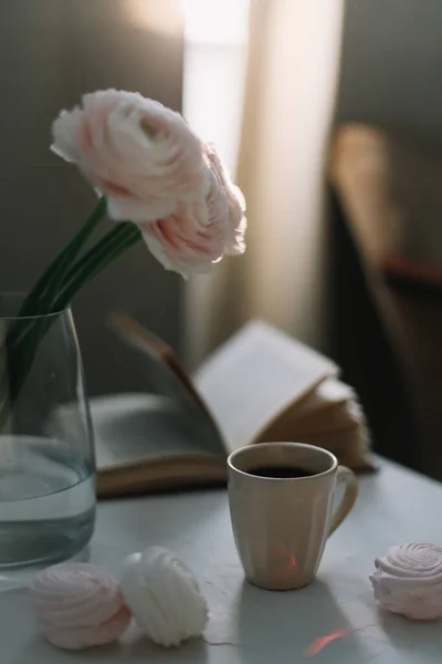 Innvendig innredning. Kaffekopp, blomster, bok. Innredet i stua. Blogg, nettside eller konseptet sosiale medier – stockfoto