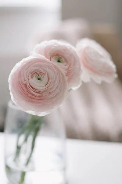 桌上的花瓶里有一束鲜花.室内装饰。春天墙纸。婚礼或生日贺卡和请柬. — 图库照片