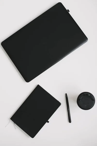 Workspace background with laptop, coffee, pen and notebook. Working, business, freelance concept. Copyspace, top view, flatlay — Stock Photo, Image