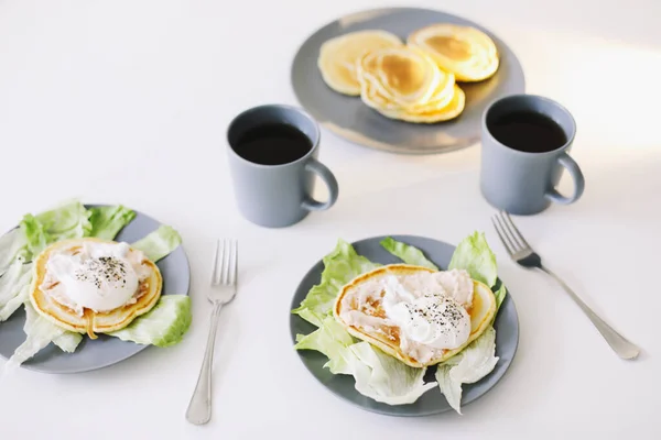 Gesundes, nahrhaftes, leckeres Frühstück. Pfannkuchen, pochiertes Ei auf Keramikteller und Kaffeetasse. Tischdekoration. Essen Foto. Guten Morgen — Stockfoto