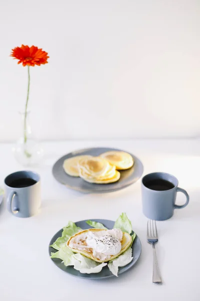 Sarapan lezat bergizi sehat. Pancake, telur rebus di piring keramik dan cangkir kopi. pengaturan tabel. Foto makanan. selamat pagi — Stok Foto