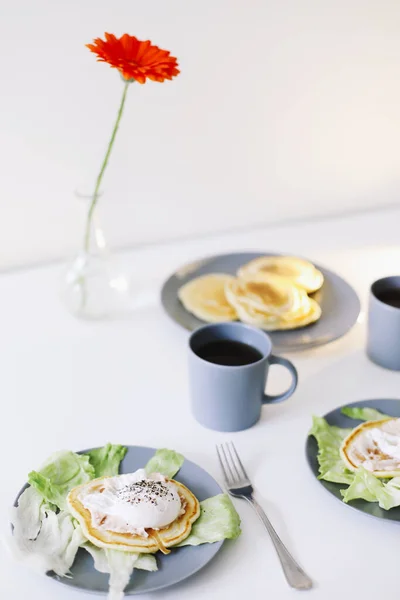 Sarapan lezat bergizi sehat. Pancake, telur rebus di piring keramik dan cangkir kopi. pengaturan tabel. Foto makanan. selamat pagi — Stok Foto