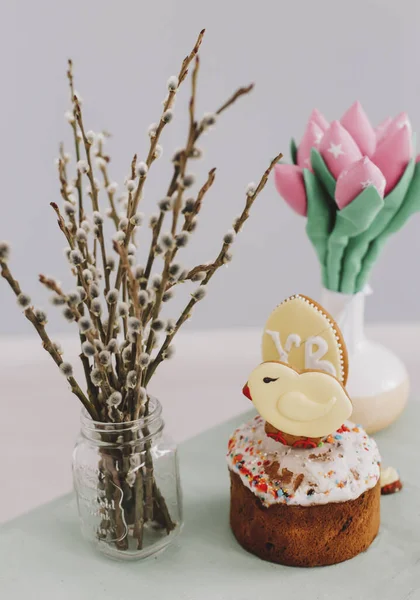 Carte de Pâques avec bouquet de branches de saule, tulipes, gâteau, pain d'épice sur fond bleu. Pâques, fond de printemps — Photo