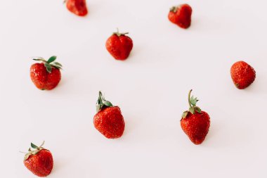 Beyaz arka planda izole edilmiş çilekler. Düz yatış, üst görünüm.